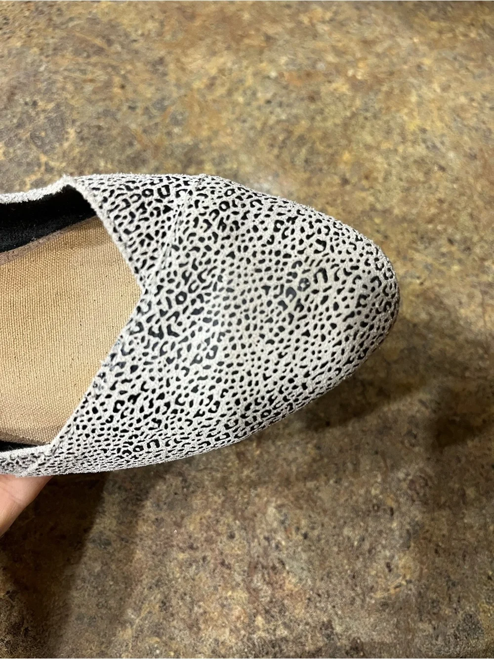 TOMS Julie White Leopard Animal Print Flats Women’s Size 8 Slip On Shoes